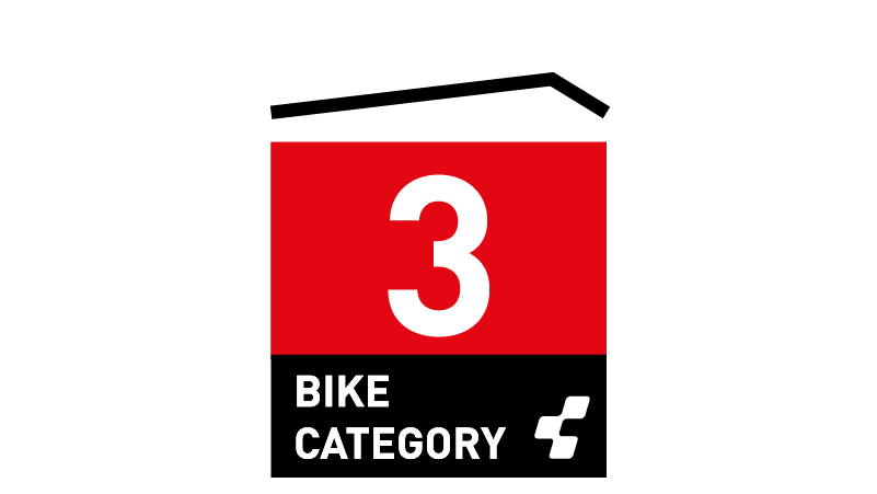 Ein rot-schwarzes Badge mit einer großen weißen Zahl 3, dem Schriftzug „Bike Category“ und einem kleinen weißen Symbol in Form eines stilisierten T in der unteren rechten Ecke – perfekt für jeden CUBE Fahrrad-Enthusiasten aus Deggendorf.