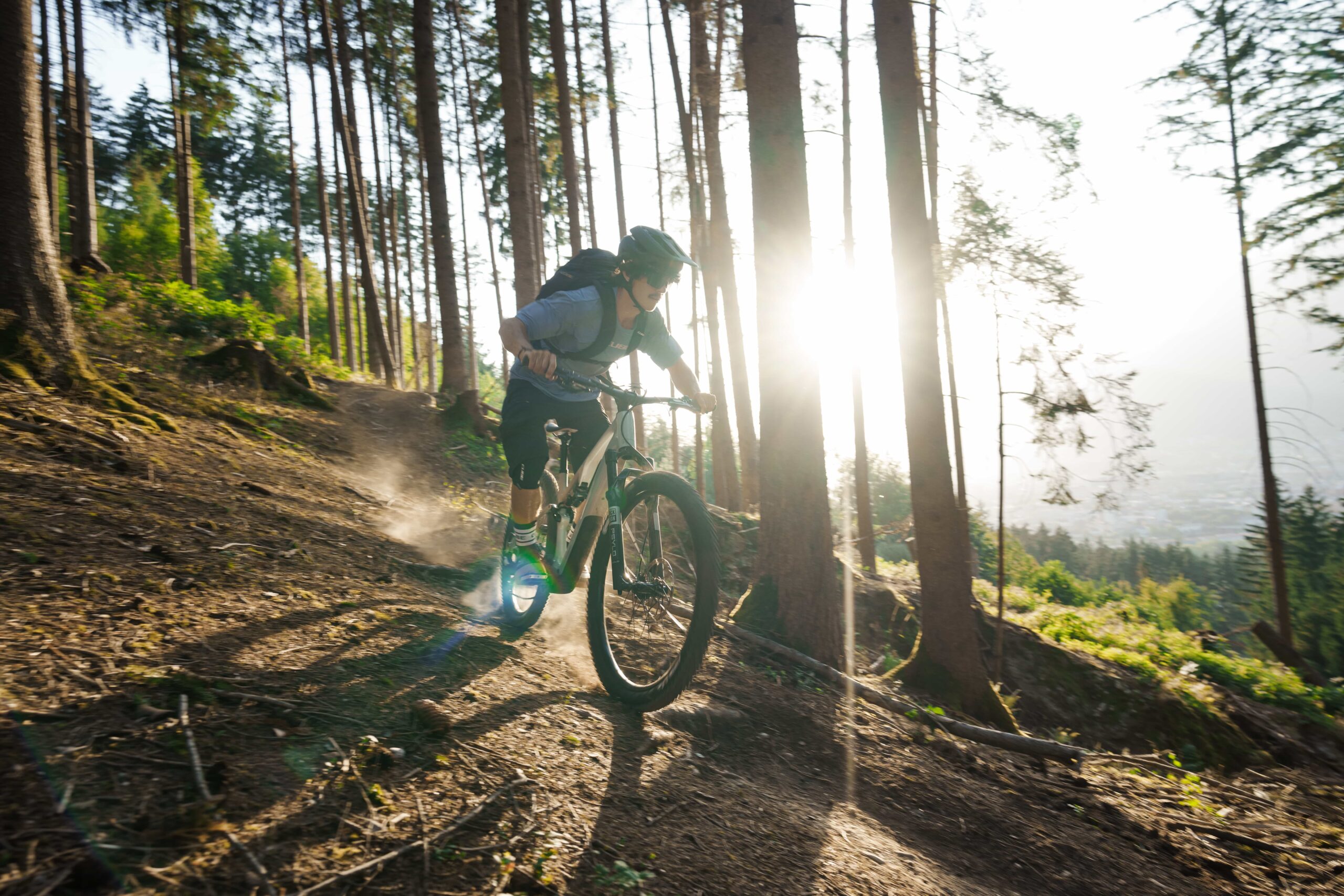 Nahaufnahme eines blauen Fahrradrahmens mit matter Oberfläche, wobei der Schwerpunkt auf der Verbindung von Steuerrohr und Oberrohr liegt und subtile Muster und glatte Linien mit unscharfem Hintergrund zu sehen sind.